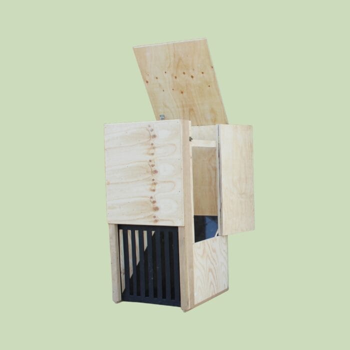 Hooiautomaat 230 Volt van lariks hout zonder bijtbescherming